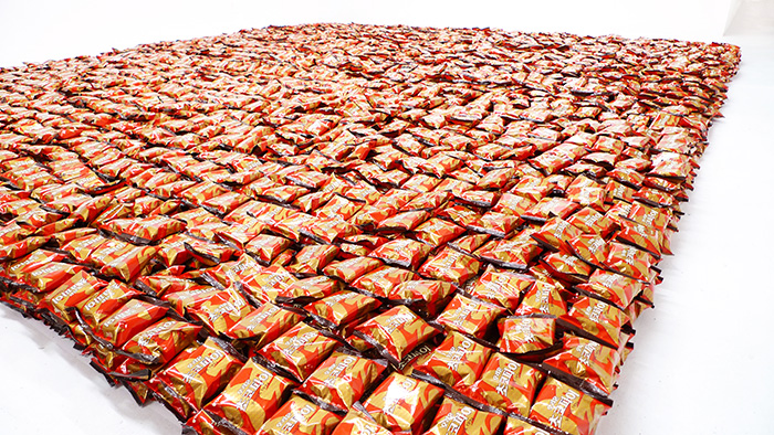 Eat Chocopie Together, 10,000 Chocopies for the audience to eat, Ethan Cohen Gallery in New York in 2014. (Photo courtesy by the artist and Ethan Cohen Gallery)