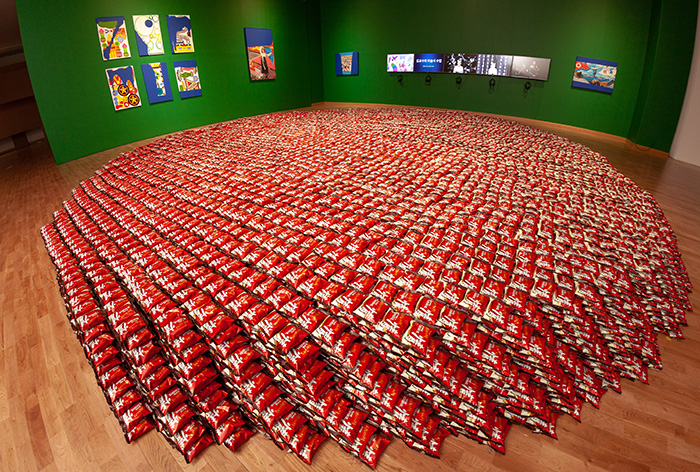 Eat Chocopie Together, 100,000 Chocopies for the audience to eat at the Busan Biennale 2018. Chocopies were sponsored by Orion Co. for both exhibitions. (Photo courtesy by the artist and Busan Biennale 2018, photo by Lee Sang Uk)