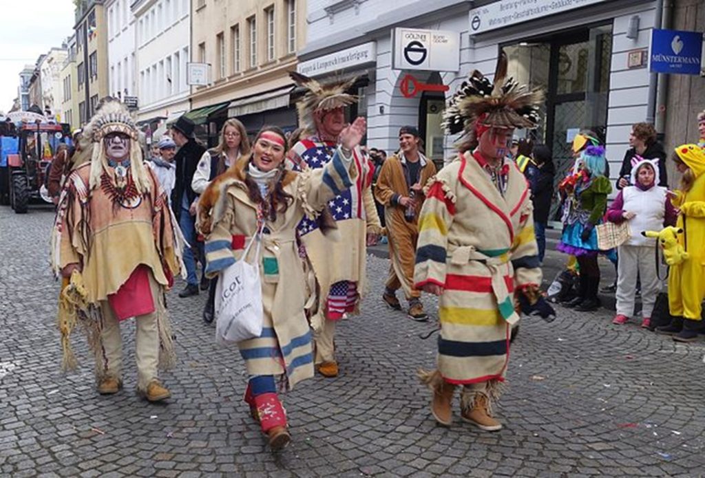 Fur costumes in Rosenmontag Parade, Düsseldorf 2017 (20).jpg (public domain)